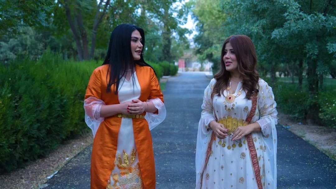 هونەرمەند سان میوانی شەقامی ڕاژانە و دیاری و خەڵات دەبەخشنەوە