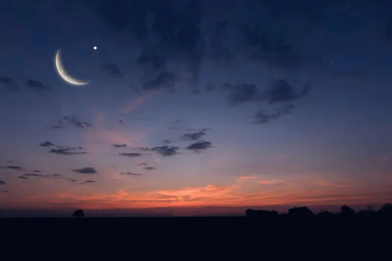 کاتی خۆرئاوابوون و دەرکەوتنی مانگ - وێنە: عەرەبییە