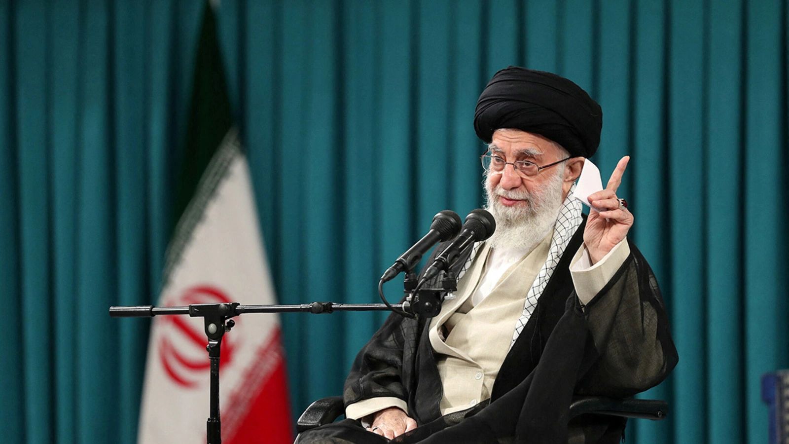 پەیامێکی نوێ لە خامنەیی: لەژێر هیچ بارودۆخێکدا ستەم قبووڵ ناکەین