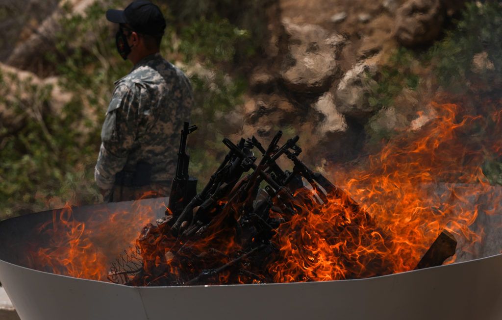 هونەرمەندێکی کورد دەوێت لە چەکە سووتاوەکانی پەکەکە بەرهەمێکی هونەری دروست بکات