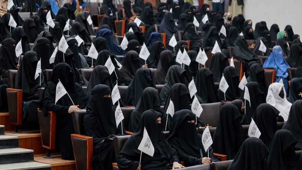 لە زانکۆکانی ئەفغانستان، گوتنەوەی کتێبی نووسەرانی ژن و ئێرانی قەدەغە دەکرێت