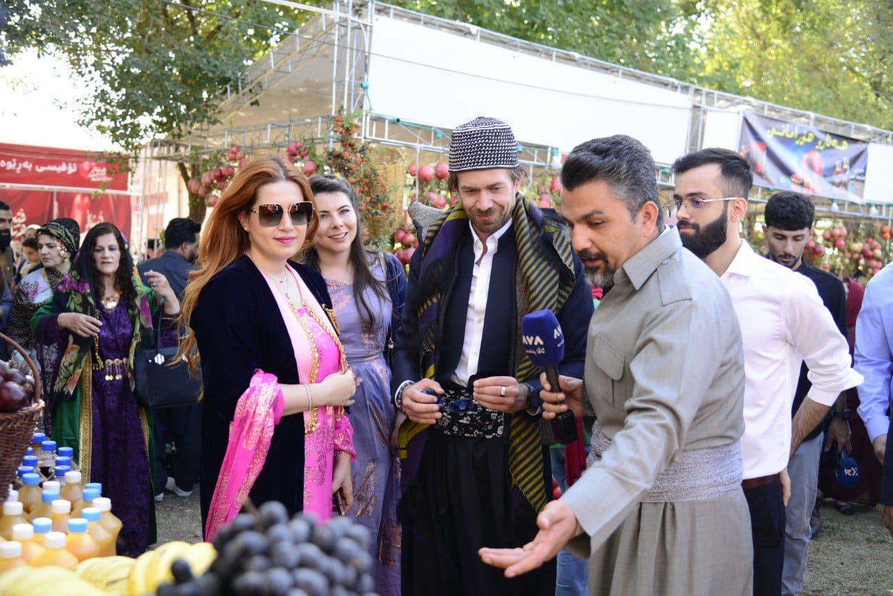 کونسوڵی بەریتانیا بە هەرزانیی هەناری هەڵەبجە سەرسام دەبێت