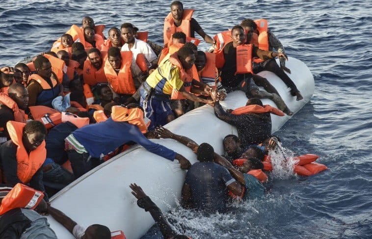 لە کەناراوەکانی لیبیا بەهۆی وەرگەڕانی بەلەمێکەوە دەیان کۆچبەر گیانیان لەدەست دا