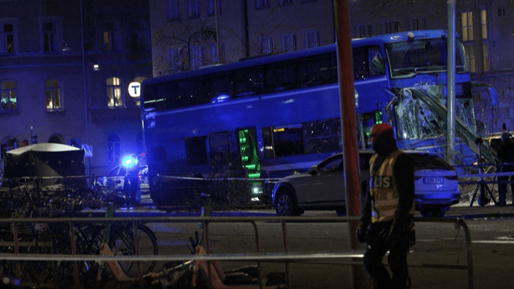 پاسێک لە سوید ژمارەیەک کەس دەکوژێت