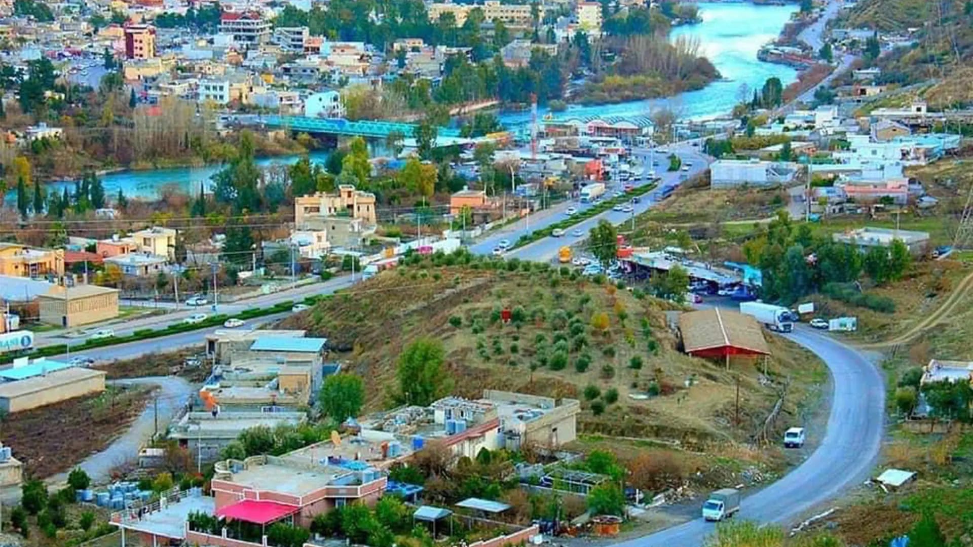 لە دووکان پیاوێک هاوسەرەکەی و خزمێکی دەکوژێت