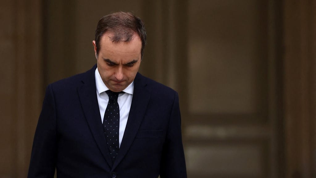 سەرۆکوەزیرانی فەرەنسا دەستی لەکارکێشایەوە