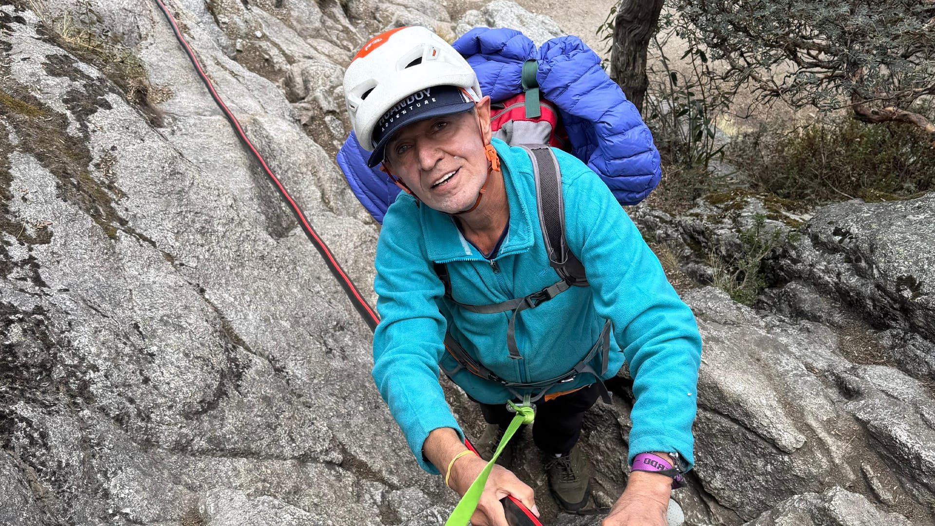 شاخەوانێکی کورد بەسەر لووتکەی شاخی پیرۆ سەردەکەوێت