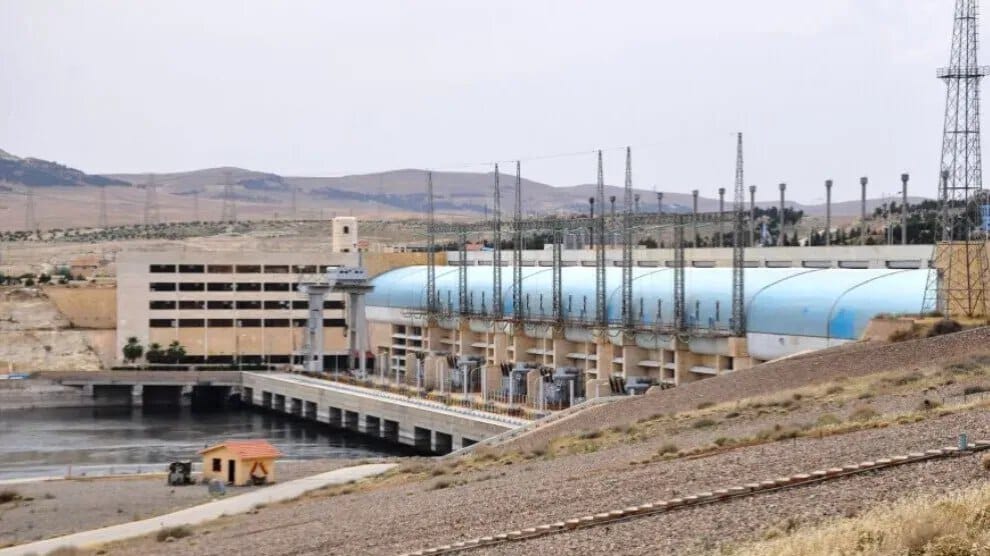 چەکدارانی حکومەتی دیمەشق دەوروبەری بەنداوی تشرین بۆردومان دەكەن