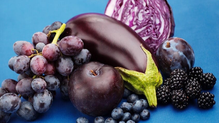 توێژینەوەیەک سوودەکانی سەوزە و میوە ڕەنگ مۆرەکان بۆ تەندروستی مرۆڤ ئاشکرا دەکات