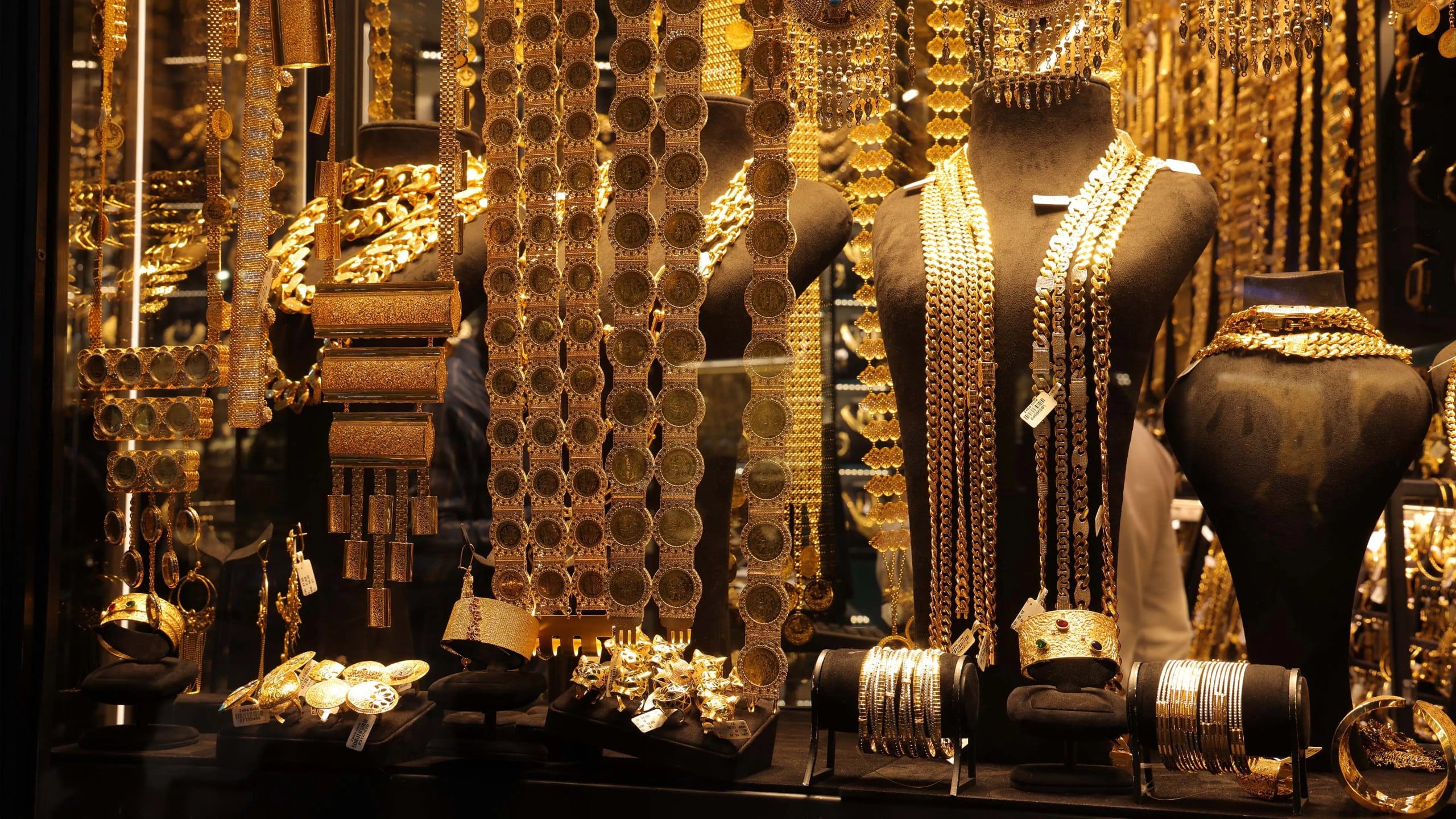 تەنیا لە 20 ڕۆژدا نرخی ئۆنسەیەک زێڕ 356 دۆلار بەرزبووەتەوە