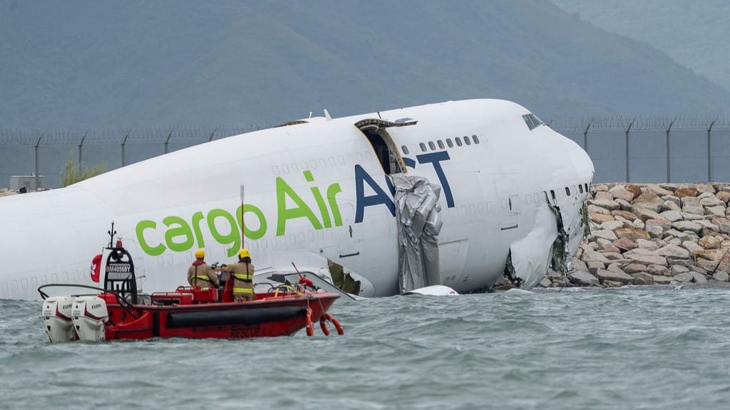 فڕۆکەیەکی هێڵی ئاسمانی ئیمارات لە هۆنگ کۆنگ کەوتە ناو دەریا