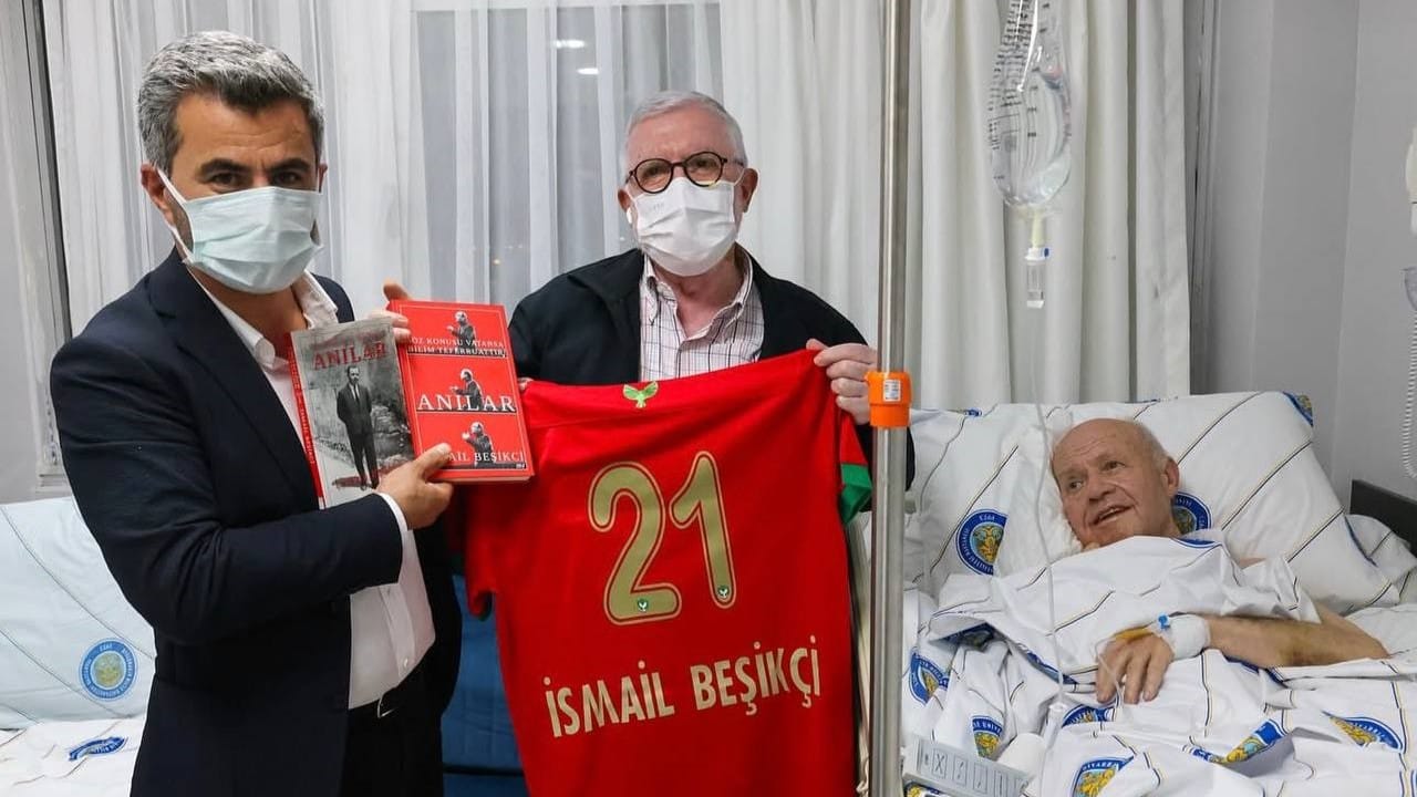 یانەی ئامەد سپۆر درێسێک پێشکەش بە ئیسماعیل بێشکچی دەکات