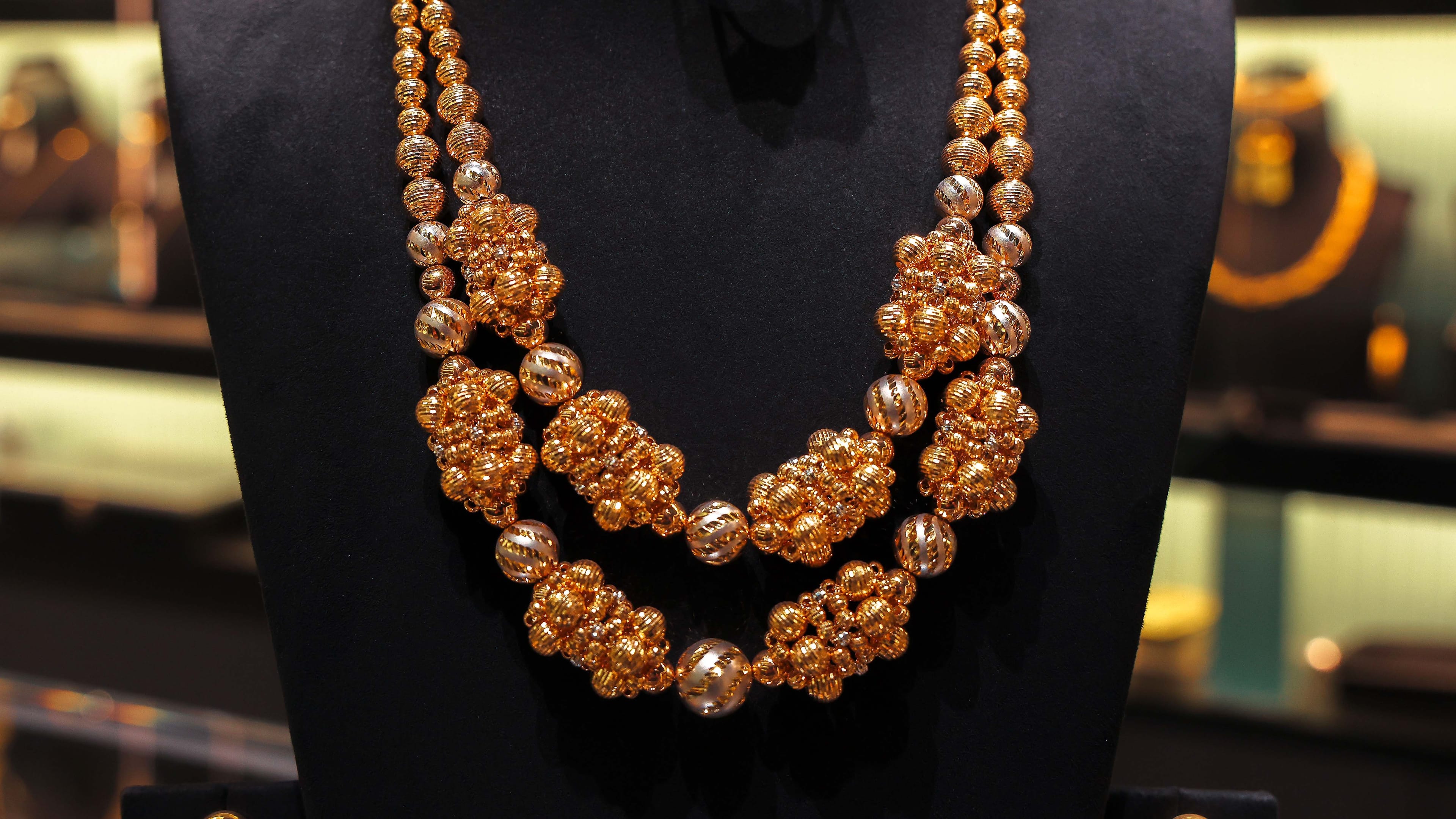 نرخی زێڕ دابەزینی زیاتر تۆمار دەکات