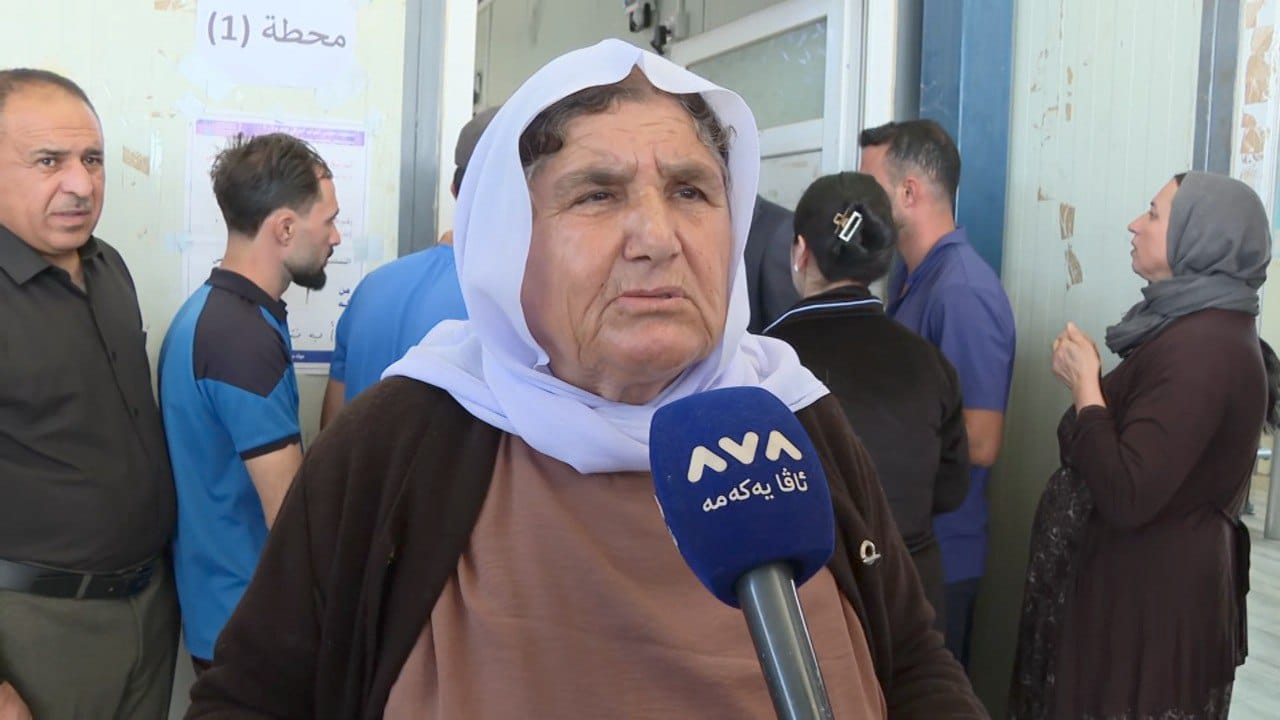 دایکێک لە دەنگدانی تایبەتدا: هەتا دەنگ نەدەم ناچم تەرمی منداڵەکەم وەربگرمەوە