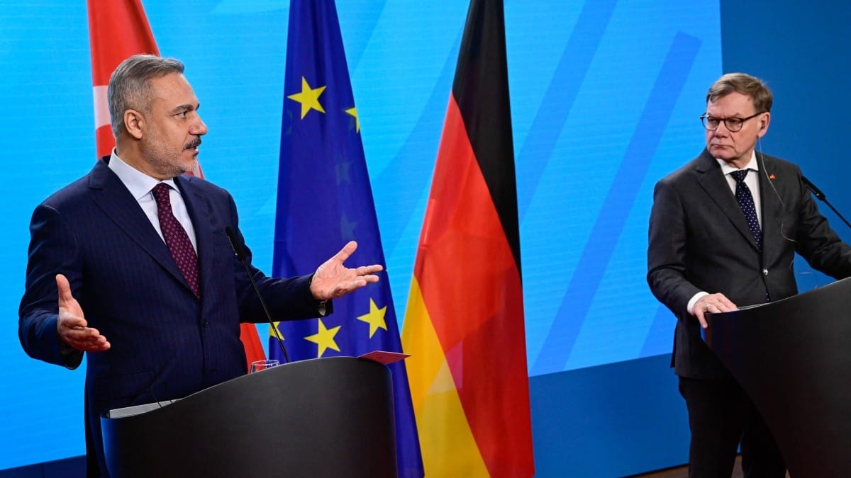 هاکان فیدان: پووتین ئامادەیە بۆ ئاشتی و کۆتاییهێنان بە جەنگ لەگەڵ ئۆکرانیا بگاتە ڕێککەوتن